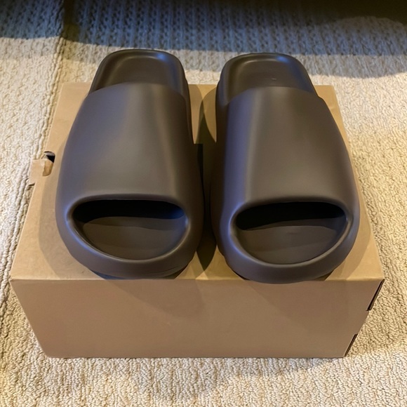 Yeezy Slide Soot - Picture 1 of 9